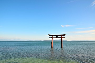 滋賀県　白髭神社　湖畔の鳥居