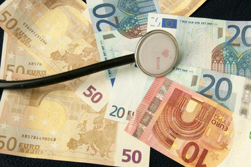 The health costs: a stetoscopio supported on the Euros