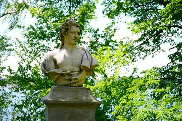 Obraz premium Sculptures of Uzutrakis manor on the board of Galves lake