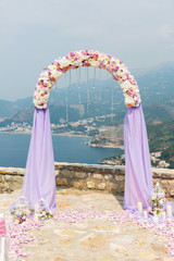 Obraz na płótnie Canvas wedding arch for the ceremony of flowers.