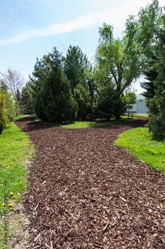 Gartenweg Mit Rindenmulch Stockfotos Und Lizenzfreie Bilder Auf Gartenweg Mit Rindenmulch