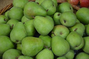 Grüne Birnen im Korb