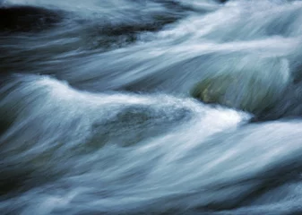 Fotobehang sombere achtergrond woeste stroomversnellingen op de rivier © Jozef Jankola