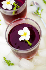 Red wine jelly with white flowers and ice