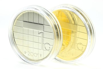 niederländischer Gold- und Silbergulden isoliert auf weißem Hintergrund
