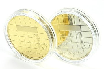 niederländischer Gold- und Silbergulden isoliert auf weißem Hintergrund
