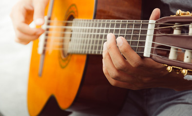 Obraz na płótnie Canvas hand playing on guitar