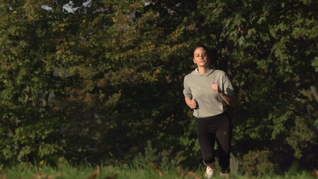 running in the Park early in the morning, model 25, slo-mo