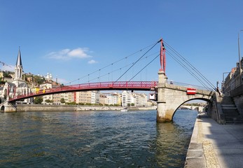 Passerelle sur les quais de Saône à Lyon