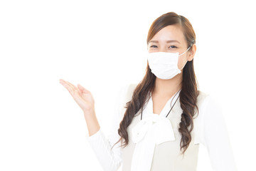 マスクをする女性