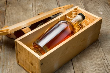 Foto op Canvas Geschenkdoos houten kist vat oude whisky bourbon likeur whiskyfles klein vat © elnariz