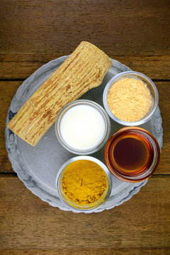 Myanmar Luxury facial mask with Tanaka fresh milk, turmeric powder and honey.