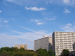 高層マンションと青空