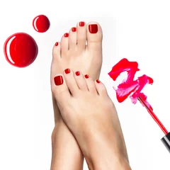 Photo sur Plexiglas Pédicure Belles jambes féminines avec pédicure rouge et vernis à ongles
