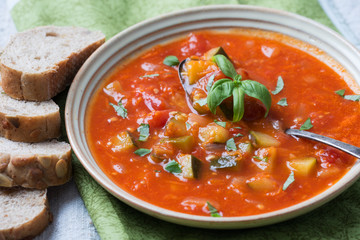 Tomaten-Gemüse-Suppe mit Brot, vegan 