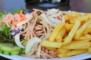 Wurstsalat mit Pommes 