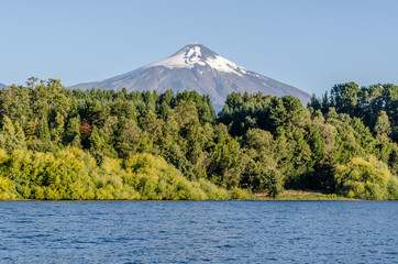 Obraz premium View of volcano Villarica from lake in Pucon