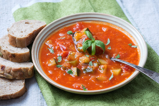 Tomaten-Gemüse-Suppe mit Brot, vegan 