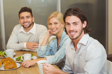 Obraz premium Smiling business people having snacks