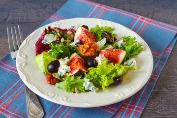 Salad with figs, grape brie cheese and herbs
