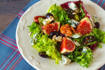 Salad with figs, grape brie cheese and herbs