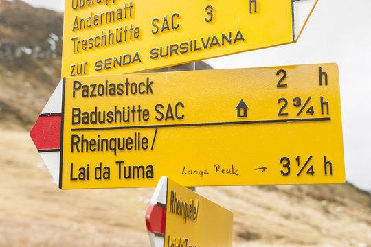 Wanderwegweiser zur Rheinquelle, Passh&ouml;he des Oberalppasses, Graub&uuml;nden, Schweiz