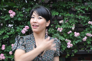 薔薇と成人女性　笑顔