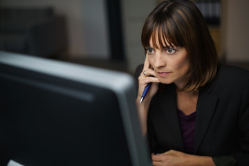 geschäftsfrau arbeitet am abend am computer