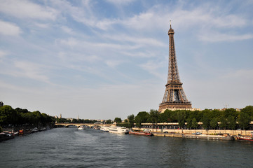 Fototapeta premium Sekwana w Paryżu z wieżą Eiffla