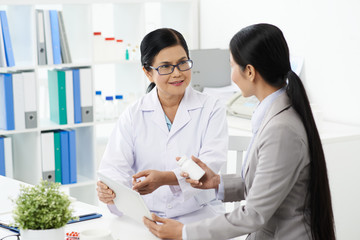 Obraz premium Explaining drug effects