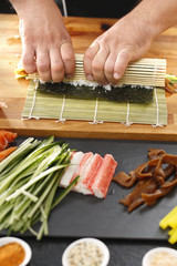 Sushi składniki potrawy ułożone na desce
