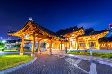 Obraz premium Traditional Korean style architecture at night in Seoul,Korea