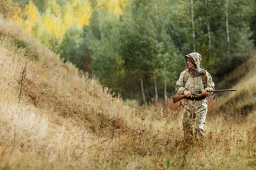 Papier Peint photo Lavable Chasser hunter in camouflage clothes ready to hunt with hunting rifle