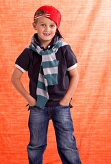 Bambino in posa gioca a fare il modello