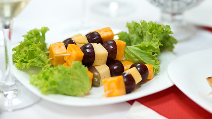 dish sends out the plate