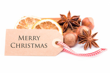schild mit merry christmas und gewürze