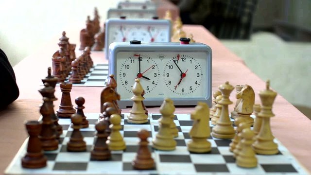 Игра в шахматы. Фокус камеры на шахматных часах.