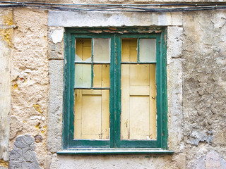 Fototapeta na wymiar Old wooden window with broken glass