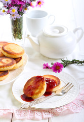 Welsh cakes with strawberry jam