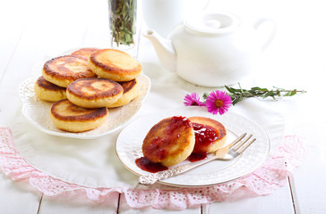 Welsh cakes with strawberry jam