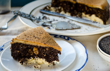 Poppy seed cream pie with raisins and walnuts