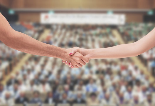 Stretta di mano premiazione vincita palco