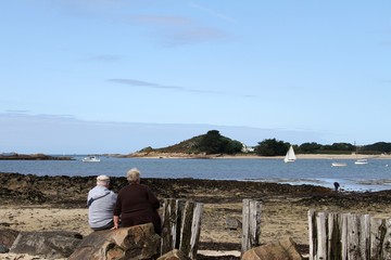 couple de personnes âgées regardant la mer