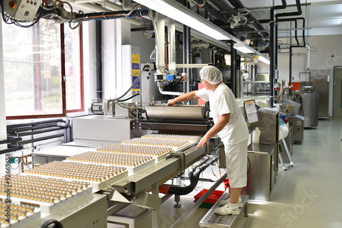 &amp;quot;Frau bedient Maschine in der Lebensmittelindustrie - Fabrik zur ...