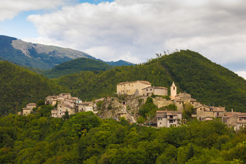 Fototapeta na wymiar Piccolo borgo montano di Posticciola, Lazio.