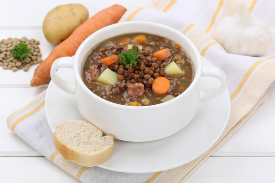 Linsensuppe mit Linsen Suppe in Suppensch&uuml;ssel