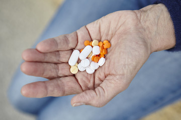 Tabletten in der Hand