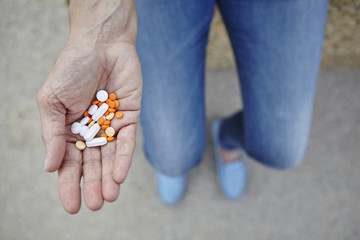 Tabletten in der Hand