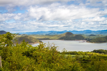 Obraz premium mountain view at Srinagarind dam