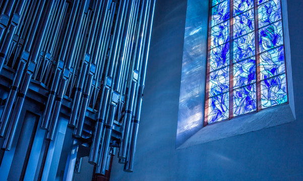 Chagall-Fenster und Orgel in der Stephanskirche zu Mainz